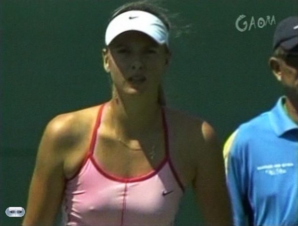 女子テニスプレーヤーが試合中に透け乳首してる画像5