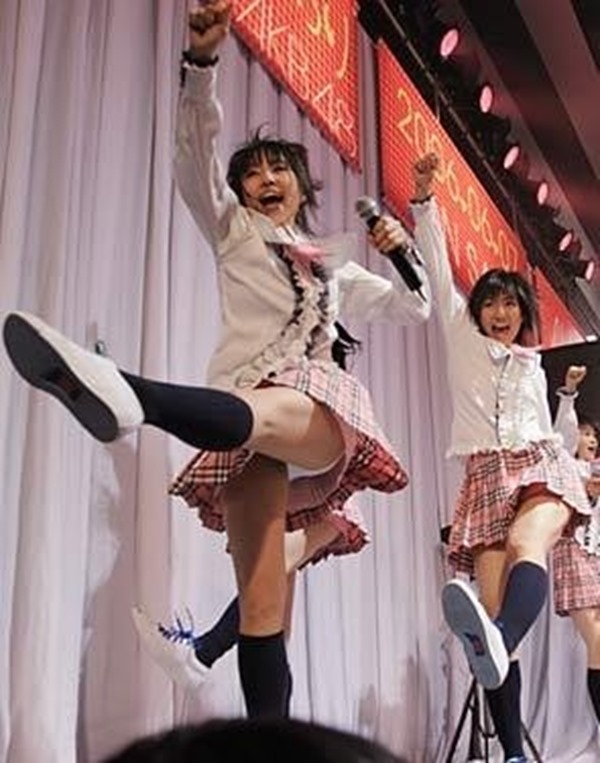 AKB48メンバーのパンチラエロGIF画像10