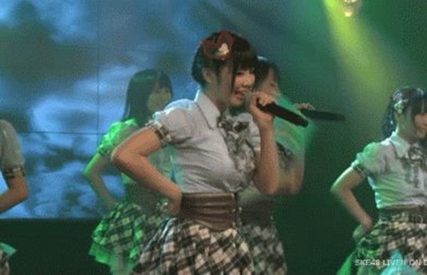 AKB48メンバーのパンチラエロGIF画像2