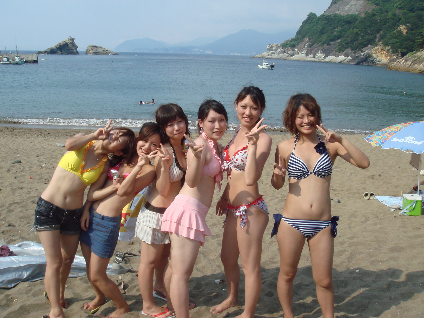 素人のエロいビキニ集合集合 真夏のビーチでの解放感にお股も緩くなっている清楚系な女子大生やギャルのエロビキニ画像まとめｗ - エロ画像コンシェルジュ