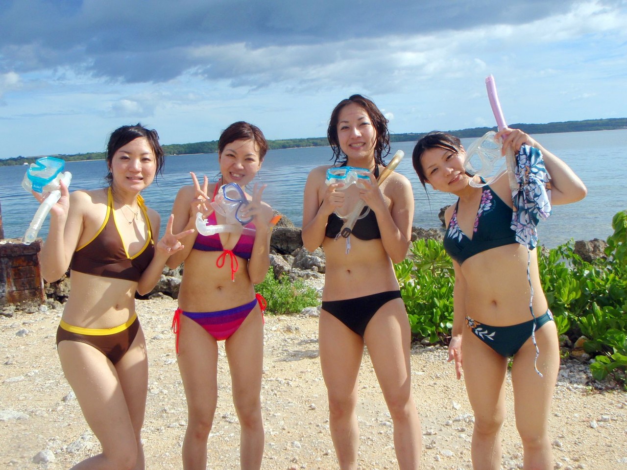素人のエロいプールサイドビキニ集合集合 真夏のビーチでの解放感にお股も緩くなっている清楚系な女子大生やギャルのエロビキニ画像まとめｗ - エロ画像コンシェルジュ