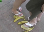クラッシュ バナナを踏みつけシェイク状態にする女子２名