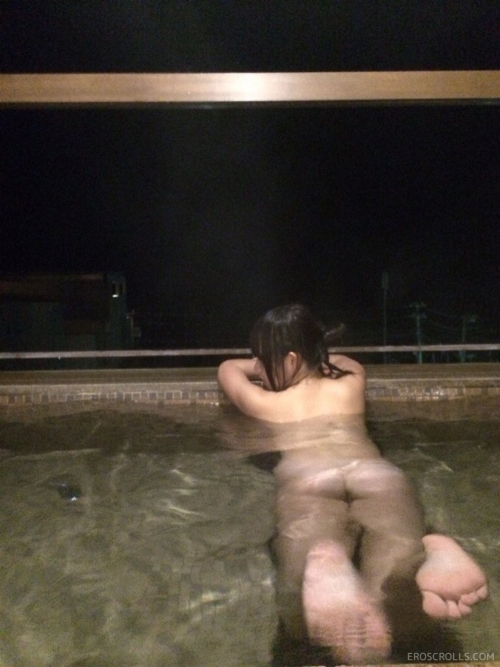 彼女と初めて温泉行ったときに貸切露天風呂で全裸記念撮影したけど需要ある？