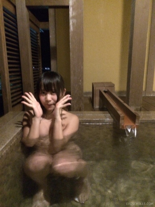 彼女と初めて温泉行ったときに貸切露天風呂で全裸記念撮影したけど需要ある？