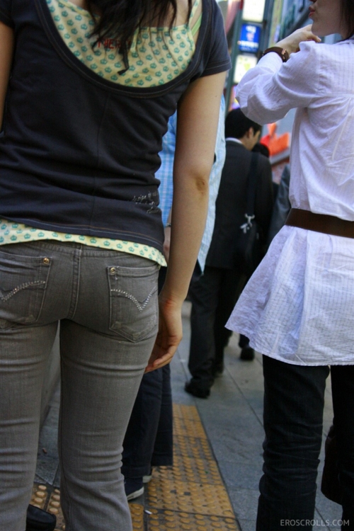 【素人街撮り】パツパツでタイトな尻に食い込むデニムジーンズパンツの盗撮街撮り画像