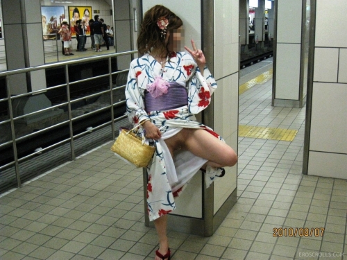 夏祭りの帰りの地下鉄構内で露出してホームで彼氏にフェラする変態まんこピアス女ｗｗｗｗｗｗ