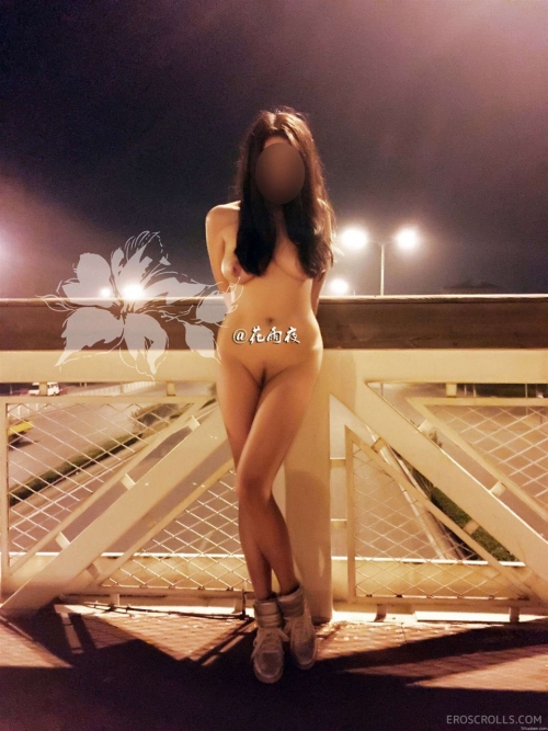 【露出】深夜の歩道橋で全裸になって陽気に尻を突き出す逮捕レベルの露出狂彼女を御覧下さいｗｗｗｗｗｗ