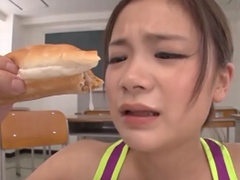鶴田かなが食ザーに挑戦！ザーメンをたっぷりぶっかけられた焼きそばパンを辛そうな表情を浮かべながら完食！2
