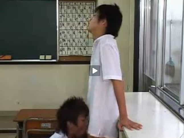【ゲイ動画OM】教室でズル剥けチ☆ポを勢い良くバキュームする男子高生！