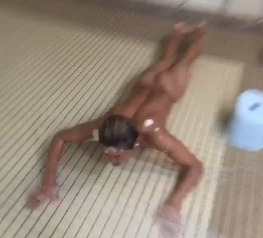 【ゲイ動画OM】焦げ茶に日焼けした坊主が全裸で滑る！